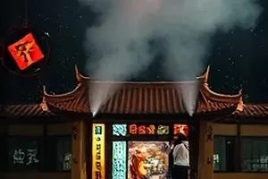 《深夜修表铺》放大镜下拆解机芯的双手