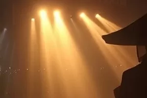 《灯下长谈》深夜访谈场景的灯光布置